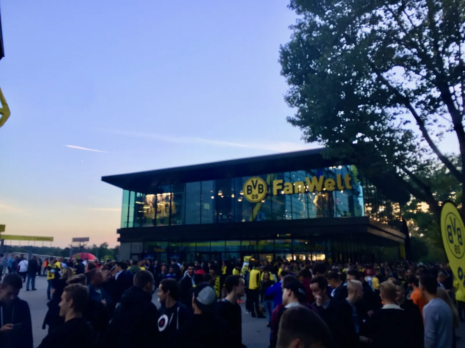 Die BVB-FanWelt vor dem Spiel, davor Fans